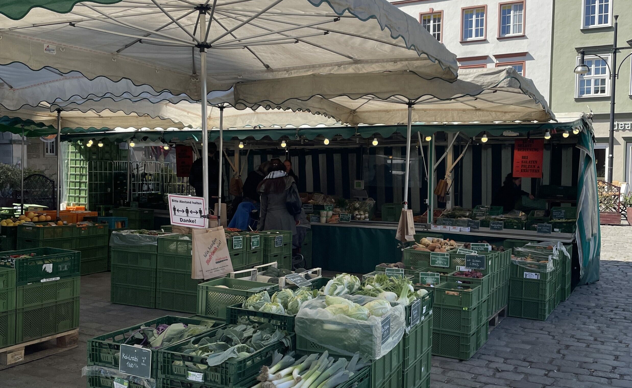 Der Wochenmarkt am Neuen Markt in Rostock